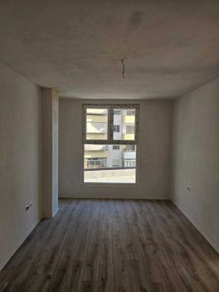 Tirane, jepet me qera zyre Kati 2, 76 m² 450 € (ASTIR)