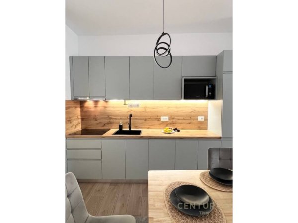 Tirane, jepet me qera apartament 2+1 Kati 2, 100 m² 950 € (Qender)