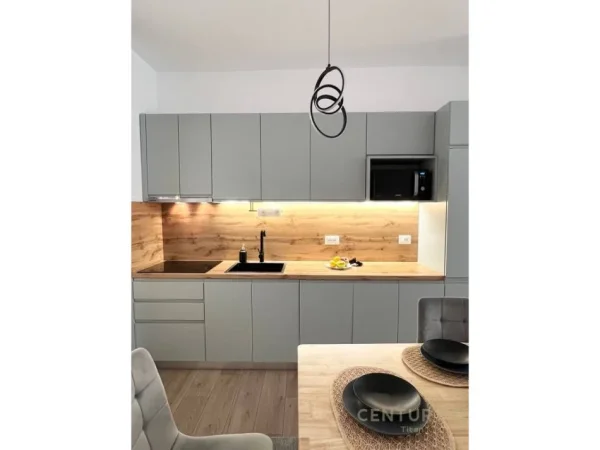 Tirane, jepet me qera apartament 2+1 Kati 2, 100 m² 950 € (Qender)