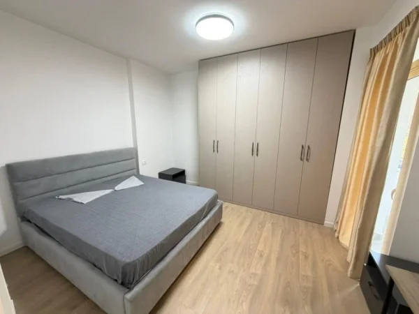 Tirane, jepet me qera apartament 2+1 Kati 3, 130 m² 1.200 €