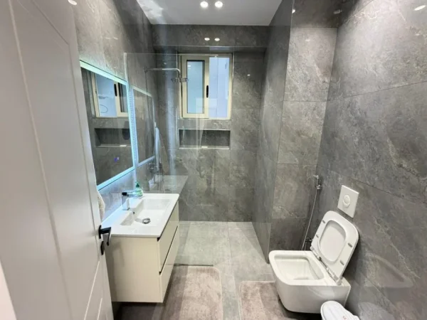 Tirane, jepet me qera apartament 2+1 Kati 3, 130 m² 1.200 €