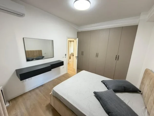 Tirane, jepet me qera apartament 2+1 Kati 3, 130 m² 1.200 €
