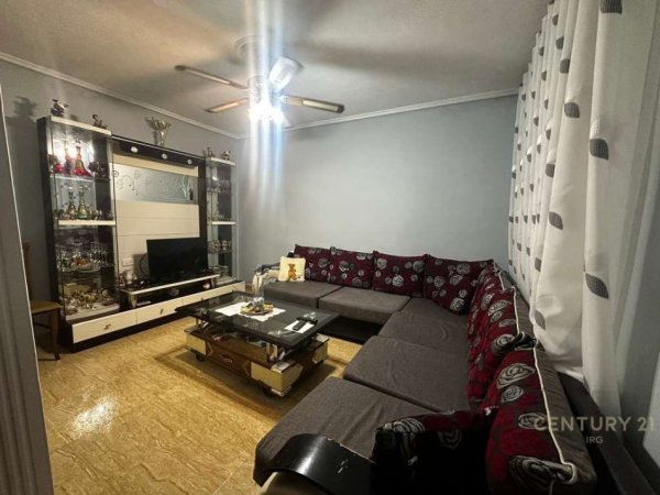 Tirane, jepet me qera apartament 1+1 Kati 2, 56 m² 350 € (Kombinat)