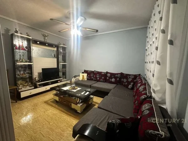 Tirane, jepet me qera apartament 1+1 Kati 2, 56 m² 350 € (Kombinat)