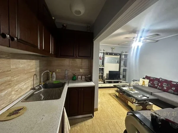 Tirane, jepet me qera apartament 1+1 Kati 2, 56 m² 350 € (Kombinat)