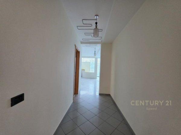 Tirane, jepet me qera ambjent biznesi Kati 2, 80 m² 600 € (Qender)