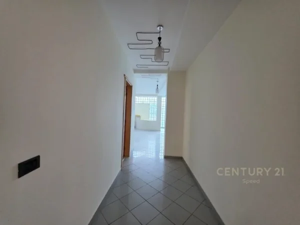 Tirane, jepet me qera ambjent biznesi Kati 2, 80 m² 600 € (Qender)