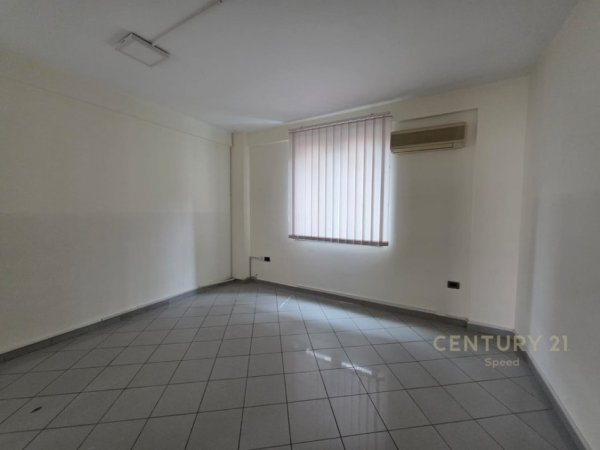 Tirane, jepet me qera ambjent biznesi Kati 2, 80 m² 600 € (Qender)