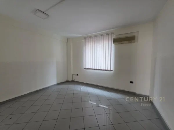 Tirane, jepet me qera ambjent biznesi Kati 2, 80 m² 600 € (Qender)