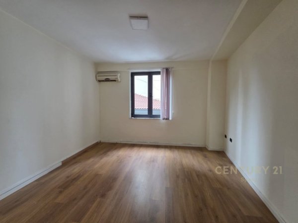 Tirane, jepet me qera ambjent biznesi Kati 2, 80 m² 600 € (Qender)