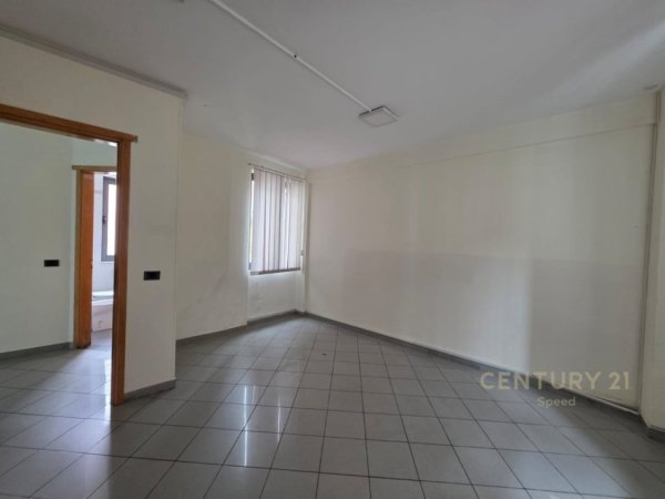 Tirane, jepet me qera ambjent biznesi Kati 2, 80 m² 600 € (Qender)