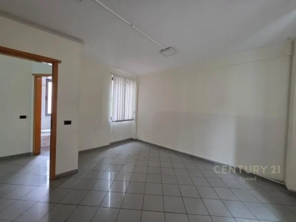 Tirane, jepet me qera ambjent biznesi Kati 2, 80 m² 600 € (Qender)