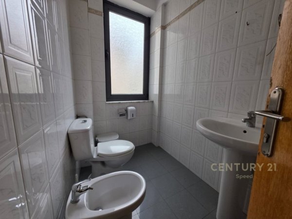 Tirane, jepet me qera ambjent biznesi Kati 2, 80 m² 600 € (Qender)
