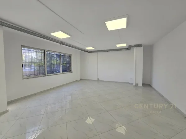Tirane, jepet me qera ambjent biznesi Kati 0, 178 m² 1.500 € (Liqeni Tiranes)