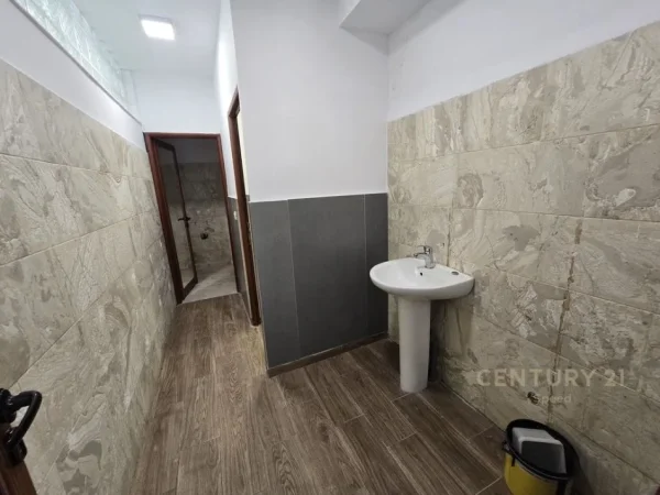 Tirane, jepet me qera ambjent biznesi Kati 0, 178 m² 1.500 € (Liqeni Tiranes)