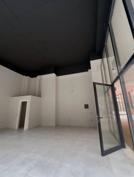 Tirane, jepet me qera dyqan Kati 0, 75 m² 805 € (Astir)