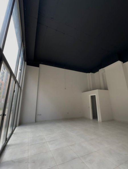 Tirane, jepet me qera dyqan Kati 0, 75 m² 805 € (Astir)