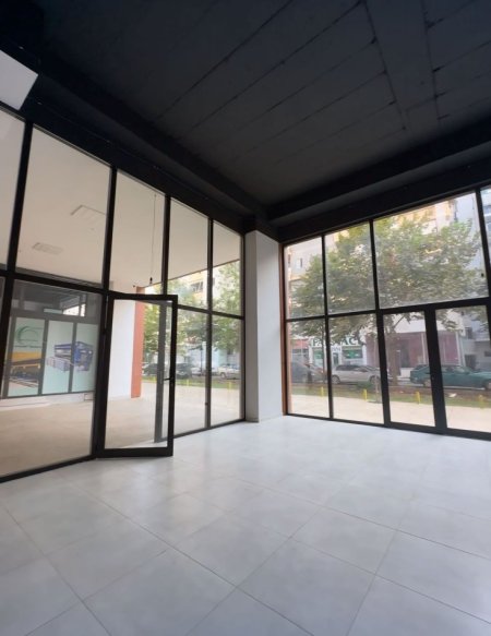 Tirane, jepet me qera dyqan Kati 0, 75 m² 805 € (Astir)