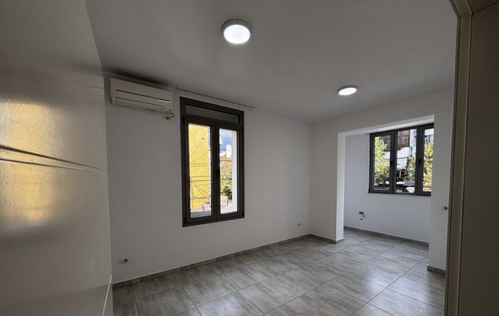 Tirane, jepet me qera zyre Kati 2, 75 m² 500 € (Rruga e Dibres, Prane Big Market)
