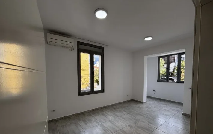 Tirane, jepet me qera zyre Kati 2, 75 m² 500 € (Rruga e Dibres, Prane Big Market)