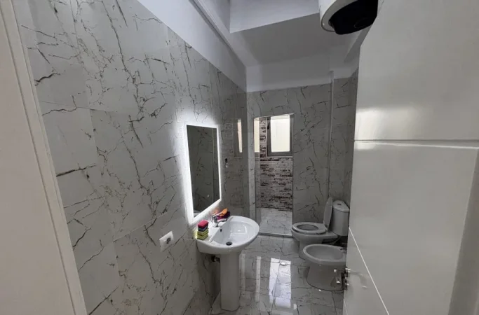 Tirane, jepet me qera zyre Kati 2, 75 m² 500 € (Rruga e Dibres, Prane Big Market)