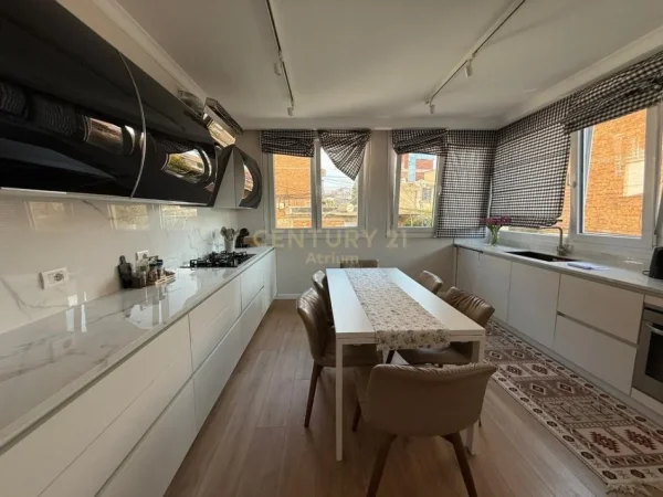 Tirane, jepet me qera ambjent biznesi Kati 2, 170 m² 1.800 € (Brryli)