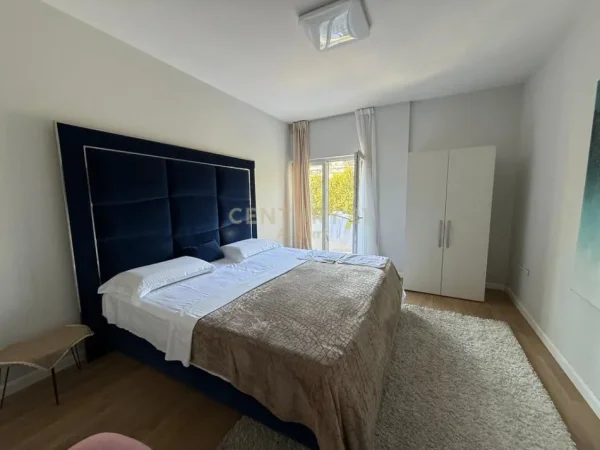 Tirane, jepet me qera ambjent biznesi Kati 2, 170 m² 1.800 € (Brryli)