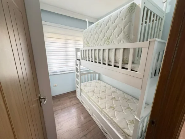 Tirane, jepet me qera apartament 2+1 Kati 8, 450 €