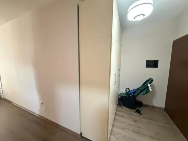Tirane, jepet me qera apartament 2+1 Kati 8, 450 €