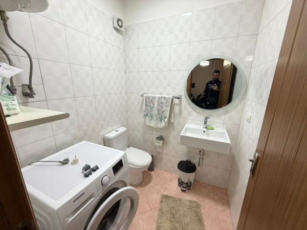Tirane, jepet me qera apartament 2+1 Kati 8, 450 €