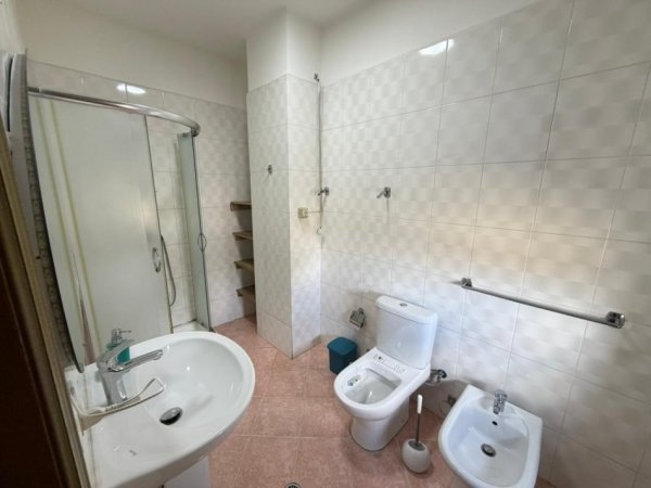 Tirane, jepet me qera apartament 2+1 Kati 8, 450 €