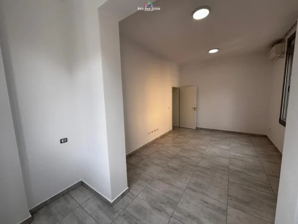 Tirane, jepet me qera zyre Kati 2, 75 m² 500 € (rruga e dibres)