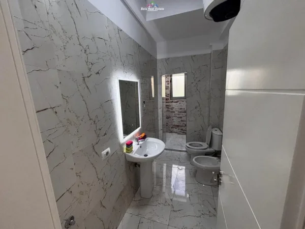 Tirane, jepet me qera zyre Kati 2, 75 m² 500 € (rruga e dibres)