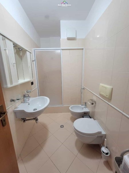 Tirane, jepet me qera apartament 2+1 Kati 5, 140 m² 1.000 € (komuna e parisit)