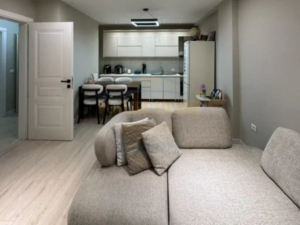 Tirane, jepet me qera apartament 1+1+Ballkon Kati 1, 80 m² 800 € (Liqeni i Thate prane Hotel Radissoni.)