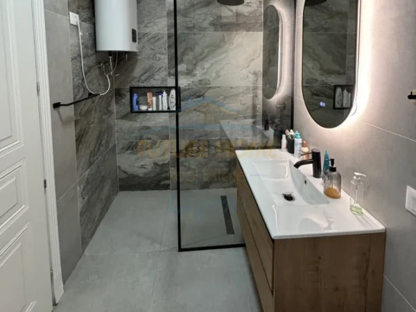 Tirane, jepet me qera apartament 1+1+Ballkon Kati 1, 80 m² 800 € (Liqeni i Thate prane Hotel Radissoni.)