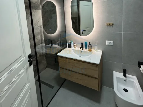 Tirane, jepet me qera apartament 1+1+Ballkon Kati 1, 80 m² 800 € (Liqeni i Thate prane Hotel Radissoni.)
