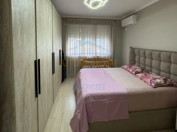 Tirane, jepet me qera apartament 1+1+Ballkon Kati 1, 80 m² 800 € (Liqeni i Thate prane Hotel Radissoni.)