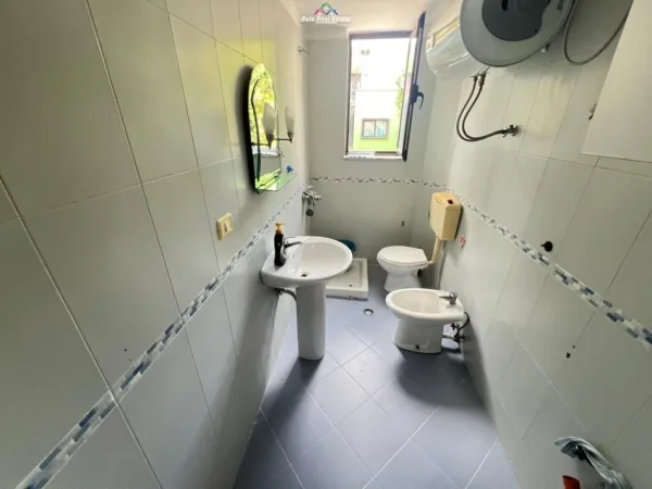 Tirane, jepet me qera zyre Kati 2, 60 m² 800 € (vaso pasha)