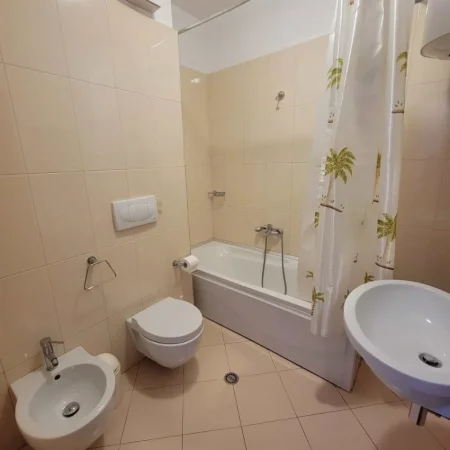 Tirane, jepet me qera apartament 2+1+Ballkon Kati 5, 140 m² 1.000 € (prane Parkut Olimpik)