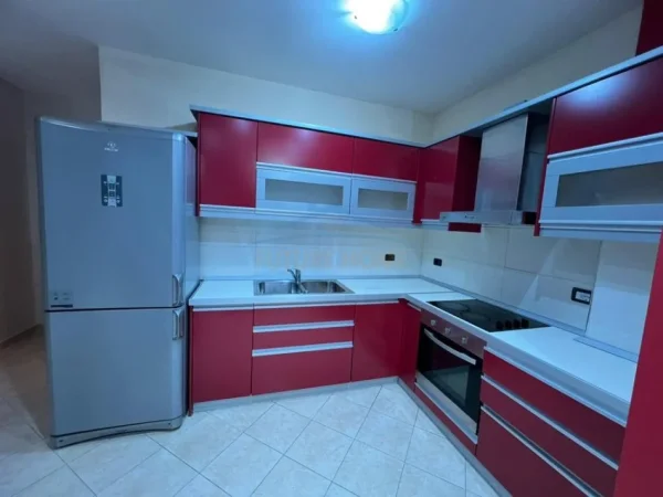 Tirane, jepet me qera apartament 2+1+Ballkon Kati 3, 102 m² 650 €