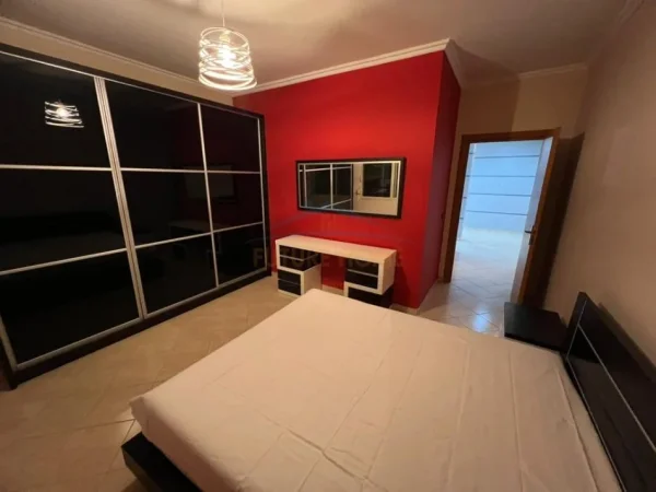 Tirane, jepet me qera apartament 2+1+Ballkon Kati 3, 102 m² 650 €