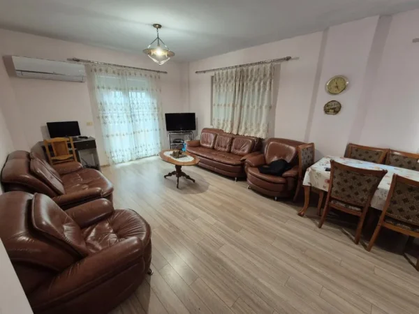 Tirane, jepet me qera apartament 2+1 Kati 2, 115 m² 650 € (robert shvarc)