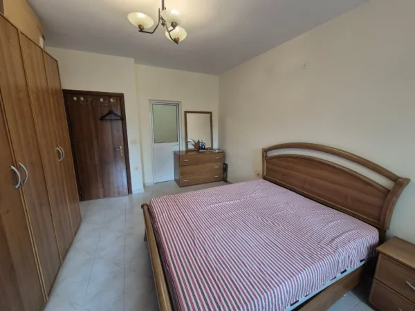 Tirane, jepet me qera apartament 2+1 Kati 2, 115 m² 650 € (robert shvarc)