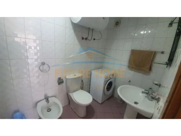 Tirane, jepet me qera apartament 2+1+Ballkon Kati 9, 100 m² 700 € (Rruga e Barrikadave)