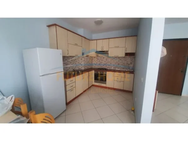 Tirane, jepet me qera apartament 2+1+Ballkon Kati 9, 100 m² 700 € (Rruga e Barrikadave)