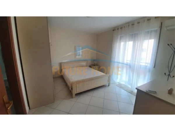 Tirane, jepet me qera apartament 2+1+Ballkon Kati 9, 100 m² 700 € (Rruga e Barrikadave)