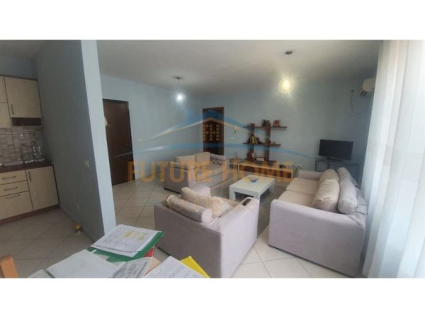 Tirane, jepet me qera apartament 2+1+Ballkon Kati 9, 100 m² 700 € (Rruga e Barrikadave)