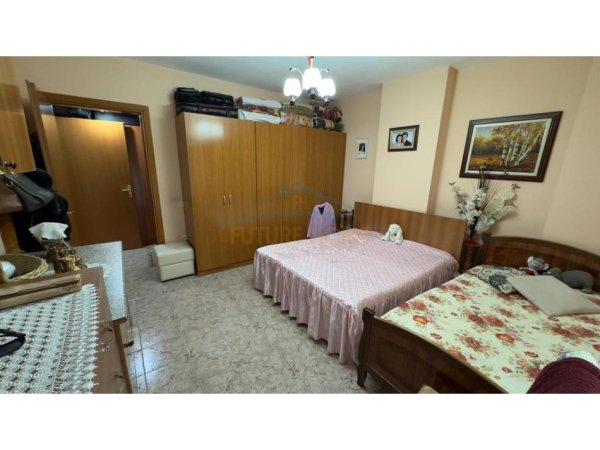 Tirane, jepet me qera apartament 1+1+Ballkon Kati 2, 89 m² 450 € (Rruga e Bogdaneve)