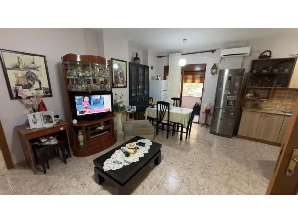 Tirane, jepet me qera apartament 1+1+Ballkon Kati 2, 89 m² 450 € (Rruga e Bogdaneve)